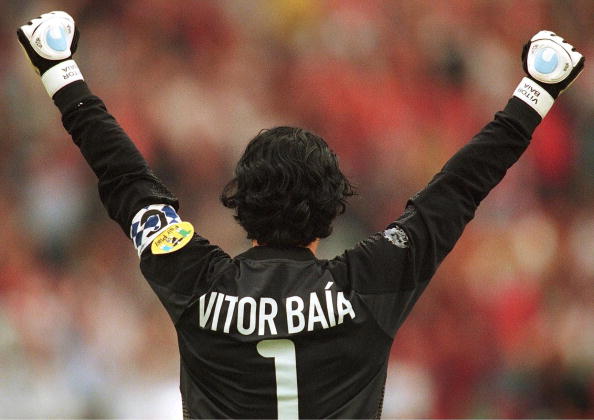 Vtor Baa festeja a vitria contra a Turquia no Euro 2000